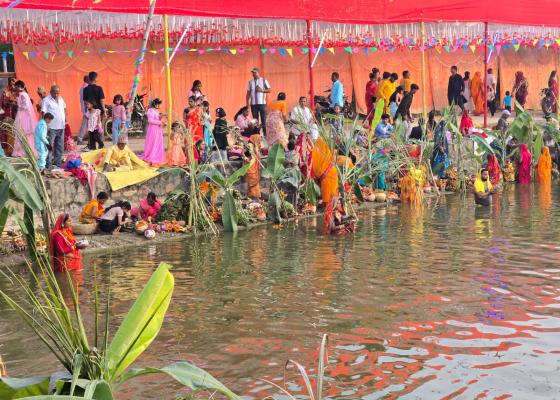 आज छठको मुख्य दिन, अस्ताउँदो सूर्यलाई अर्घ्य दिईंदै