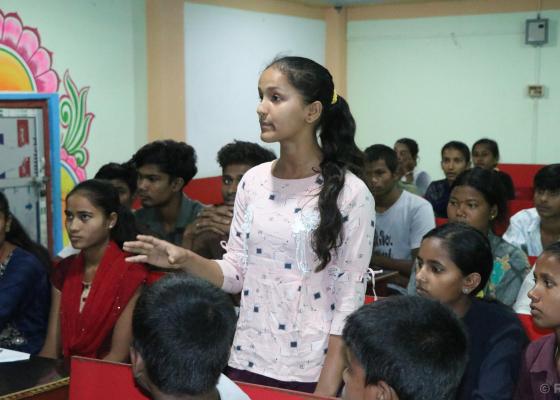 मेयरलाई विद्यार्थीको प्रश्न– हामी कहिलेसम्म अर्को पालिकाको विद्यालयमा पढ्न जाने? 