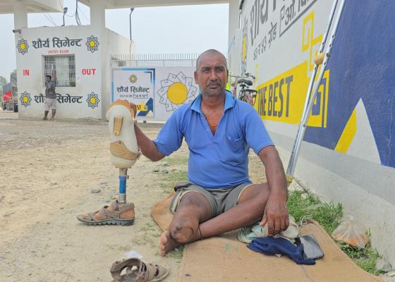 मजदुरमारा सिमेन्ट उद्योग, खुट्टा गुमाएका रामेश्वर रोजगारीको माग्गर्दै ३५ दिनदेखि  धर्नामा