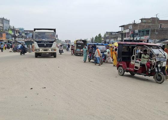 गोलबजारमा खुला सडकमै साप्ताहिक हाटबजार, दुर्घटनाको उच्च जोखिम