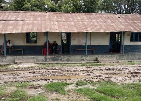 गोलबजार स्वास्थ्य चौकीको बेहाल, बिरामीलाई हिलाम्मे बाटोले समस्या