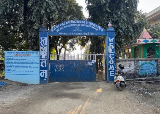 शिक्षकश्रेष्ठद्वारा चारजना छात्रामाथि लामो समयदेखि यौन दुव्र्यवहार गरेको खुलासा, आक्रोशित स्थानीयद्वारा विद्यालयको प्रशासनिक भवनमा ढुङ्गामुडा