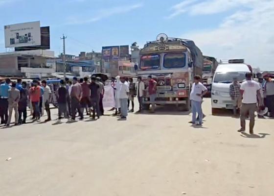 सडक निर्माण कार्य तत्काल सुरु गर्न माग गर्दै लहानमा चक्काजाम