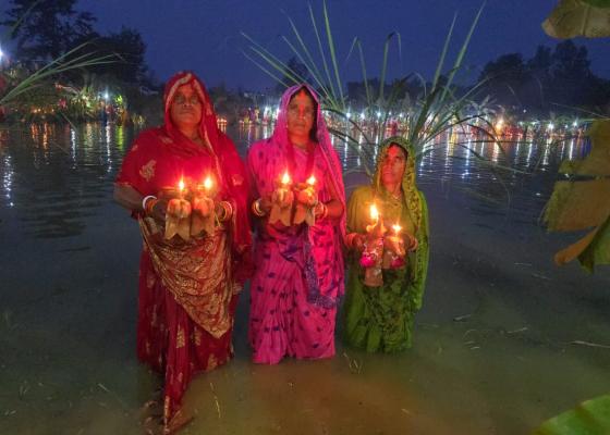 छठ पर्वको मूख्य दिन अस्ताउँदो सूर्यलाई ब्रतालुले दिए अर्घ्य  छठ पर्वको मूख्य दिन अस्ताउँदो सूर्यलाई ब्रतालुले दिए अर्घ्य