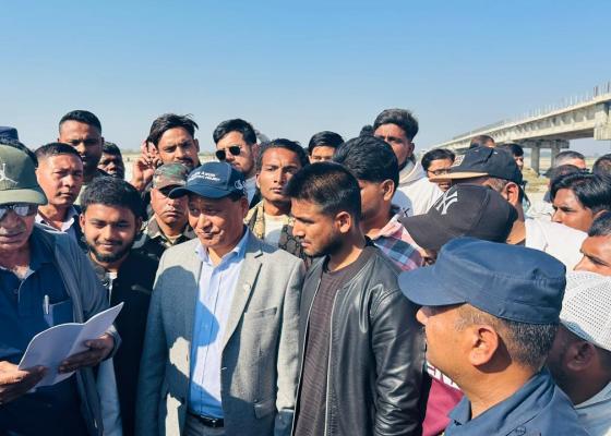 कमला नदीको निर्माणाधीन पुलको काम तीव्र गतिमा अगाडि बढ्छ : मन्त्री घिसिङ 