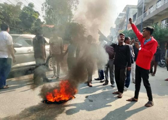 मुख्यमन्त्री यादवलाई मधेश भवन प्रवेशमा अवरोध, सात दलको विरोध प्रदर्शन