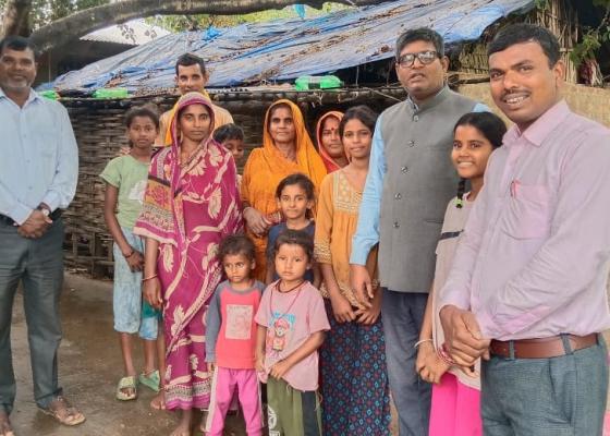 नियमित विद्यार्थी विद्यालय पठाउन भन्दै डोम परीवारको घरमै पुगे प्रधानाध्यापक