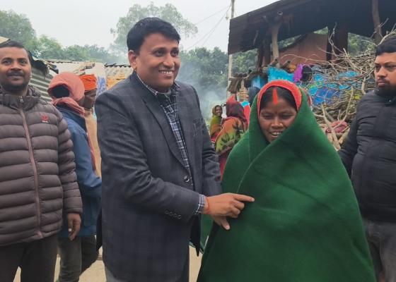 समाचार प्रभाव : शीतलहर प्रभावित मुसहर बस्तिमा कम्वल वितरण