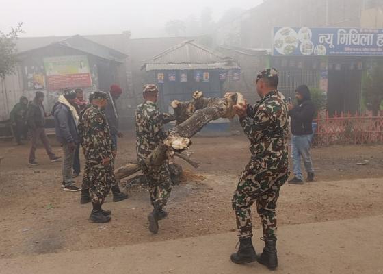 मधेशमा चिसो बढ्दै, नेपाली सेनाद्वारा दाउरा वितरण