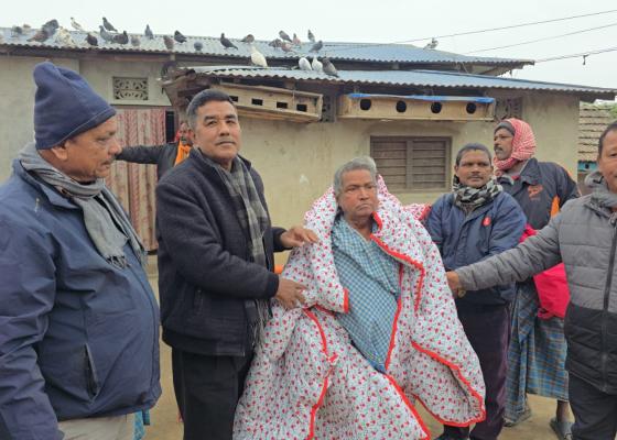 चिसोबाट प्रभावित विपन्नलाई  घरमै पुगेर गोलबजार ७ र ८ ले दिए कम्बल 