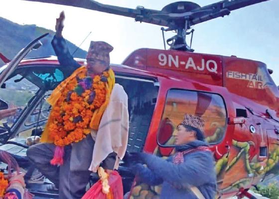 शिक्षकलाई हेलिकोप्टर चढाएर बिदाइ शिक्षकलाई हेलिकोप्टर चढाएर बिदाइ