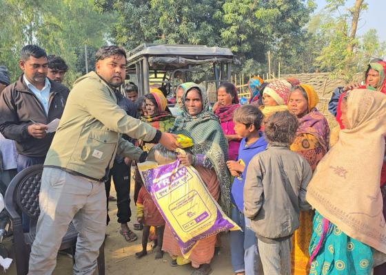 गोलबजारका युवा व्यवसायी यादवद्वारा जन्मोत्सवमा ४५ विपन्न परिवारलाई राहत 