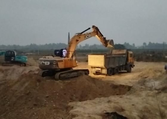 अवैध ग्राभेल उत्खनन् गरिरहेका स्काभेटर र टिफर प्रहरी नियन्त्रणमा अवैध ग्राभेल उत्खनन् गरिरहेका स्काभेटर र टिफर प्रहरी नियन्त्रणमा