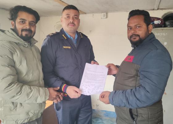 चोरी नियन्त्रणको माँग गर्दै स्थानीय युवाले मिर्चैया प्रहरीमा बुझायो ज्ञापन-पत्र चोरी नियन्त्रणको माँग गर्दै स्थानीय युवाले मिर्चैया प्रहरीमा बुझायो ज्ञापन-पत्र