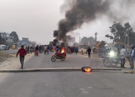अस्पतालबाटै किशोरीको शव हराएपछि आक्रोशित आफन्त र स्थानीयले गरे सडक अवरुद्ध अस्पतालबाटै किशोरीको शव हराएपछि आक्रोशित आफन्त र स्थानीयले गरे सडक अवरुद्ध
