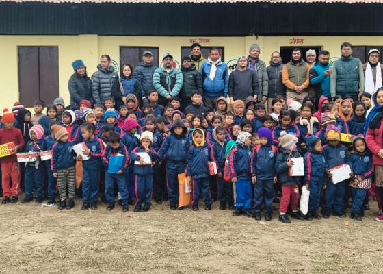 चिसोबाट प्रभावित बिपन्न विद्यार्थीलाई समाजेवी दाहालद्वारा जुत्तामोजा वितरण