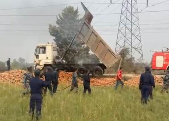 गोलबजारमा आफैले चलाएको टिपरमा करेन्ट लाग्दा चालकको मृत्यु