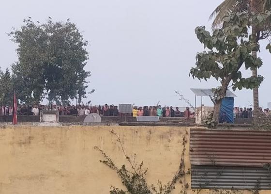 सिरहा कारागारबाट हतियार बरामद पछि १३ कैदी अन्यत्र सार्ने तयारी, फिर्ताको माँग गर्दै कारागारभित्रै प्रदर्शन