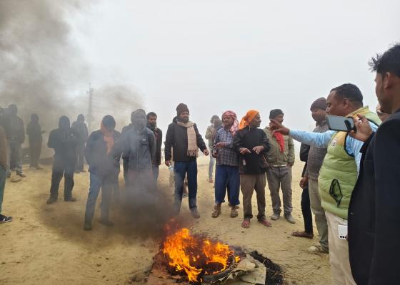 सिरहाको सहजा खोलामा कार दुर्घटना, आक्रोशिष स्थानीय टायर बालेर प्रदर्शन