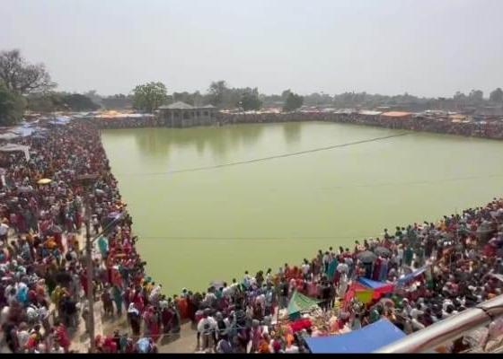 पतारी पोखरीमा सन्तानको आशामा डुबुल्की मार्दै पतारी पोखरीमा सन्तानको आशामा डुबुल्की मार्दै