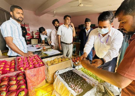 लहानका फलफूल र तरकारी गोदामको अनुगमन, विषादी परीक्षणका लागि नमूना  पठाइयो 