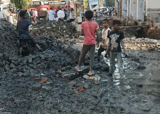 घरबनाउने सपनासहित हिलोमा ईंटा खोज्दै मुसहर बालबालिका