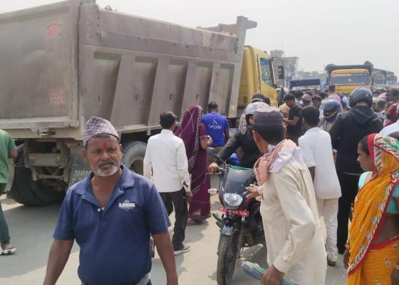 गोलबजारमा ट्रकले किचेर एक एक वृद्धको मृत्यु, सडकमै लाग्ने बजारले दुर्घटना नित्यायोे 