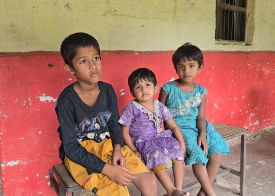 बाबु दुव्र्यसनी भएपछि आमाले छोडिन्, तीन बालबालिकाको बिचल्ली