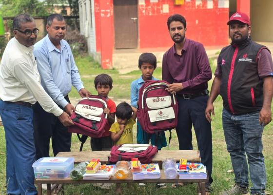 शेखर दाजु–वहिनीलाई हेल्पिङ हर्ट नेपालले गर्यो शैक्षिक सामग्री सहयोग