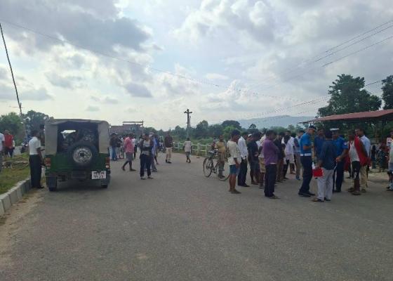 स्कूलबसमा मोटरसाइकल ठोकिंदा एक जनाको मृत्यु, दुई जना घाइते 