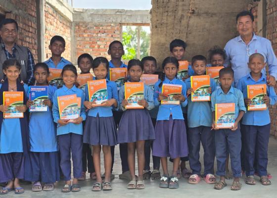 गोलबजारका विद्यार्थीलाई ‘कपि–कलम उपहार’ 