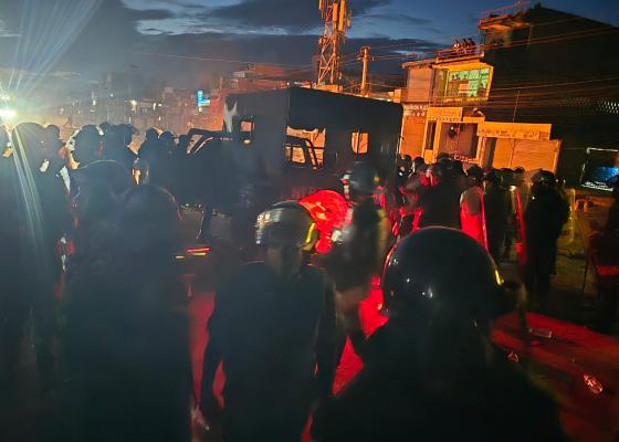 सडकबाट प्रहरीले शव उठाएर आफन्त सहित लग्यो