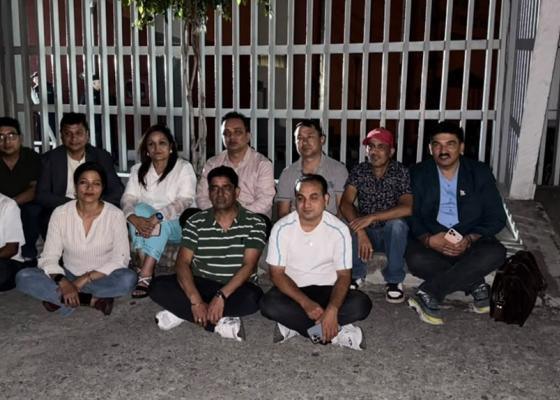 जनआस्थाका सम्पादक श्रेष्ठलाई विनासर्त रिहाईको माँगसहित महासंघले प्रहरी परिसर अगाडि धर्ना दिंदै