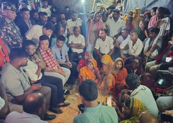 घरमै पुगेर गृहमन्त्री गुरुगले गरे गणेश यादवका परिवारसँग आठ बुँदे सहमति घरमै पुगेर गृहमन्त्री गुरुगले गरे गणेश यादवका परिवारसँग आठ बुँदे सहमति