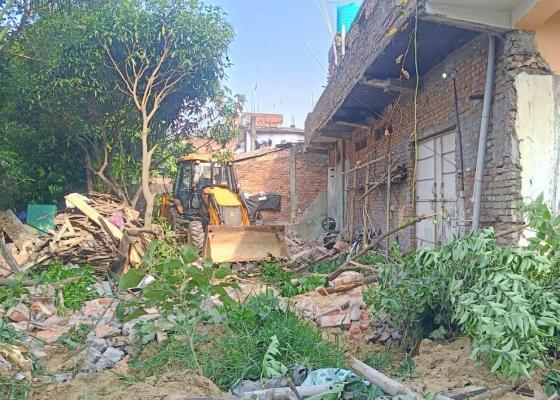 गुठी मातहतका अतिक्रमित पोखरीको डिलमा बनाएको संरचनामा पुनः डोजर चल्ने, आर्थिक लेनदेनको आरोप