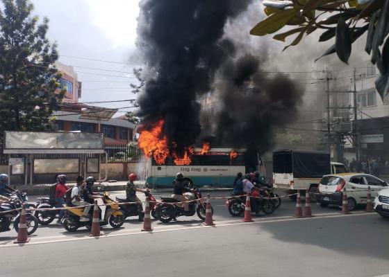 त्रिपुरेश्वर बस आगलागीका गम्भिर घाइते चालक दावा लामाको निधन, घटना अध्यनको लागि छानविन सहिति गठन त्रिपुरेश्वर बस आगलागीका गम्भिर घाइते चालक दावा लामाको निधन, घटना अध्यनको लागि छानविन सहिति गठन
