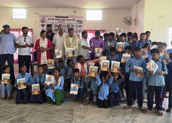 मलेसियामा कार्यरत पासमान युवाको प्रयासमा सिरहामा शैक्षिक सामग्री वितरण 