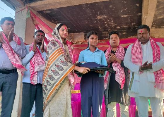 नेशनल लघुवित्तद्वारा बरियारपट्टीका ३८४ छात्र–छात्रालाई शैक्षिकसामाग्री प्रदान